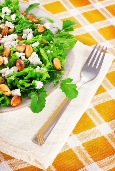 Salat, Mandeln und Käse in Nahaufnahme — Stockfoto