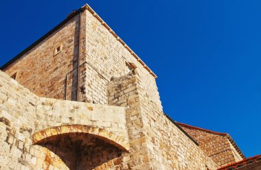 Eski kasaba rıhtımın Dubrovnik surları