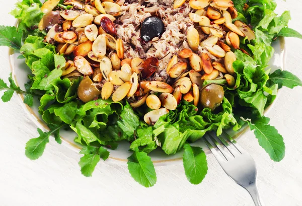 Куриный салат с миндалем и оливками — стоковое фото