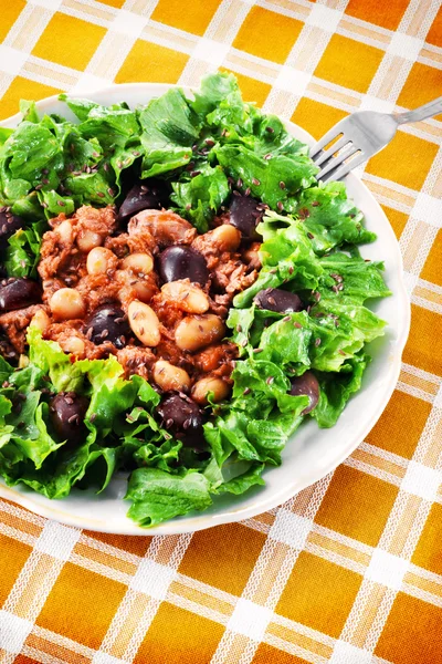 Салат з тунцем з квасолею та чорними оливками — стокове фото