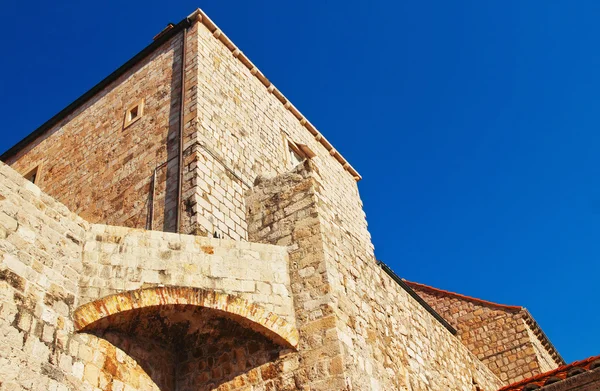 Zidurile orașului Dubrovnik lângă cheiul orașului vechi — Fotografie, imagine de stoc