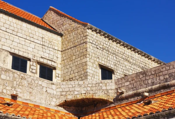 Paredes da cidade de Dubrovnik perto do cais da Cidade Velha — Fotografia de Stock