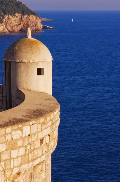 Torre di avvistamento all'angolo dell'antica cinta muraria di Dubrovnik — Foto Stock