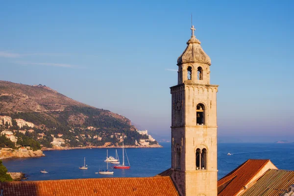 Torre della chiesa domenicana nella città vecchia di Dubrovnik — Foto Stock