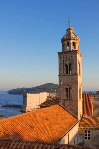 Torre de la iglesia dominicana en el casco antiguo de Dubrovnik — Foto de Stock