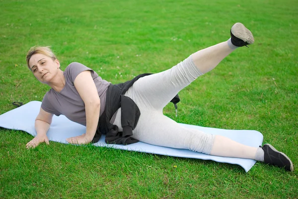 Kobieta w średnim wieku ćwiczenia — Zdjęcie stockowe