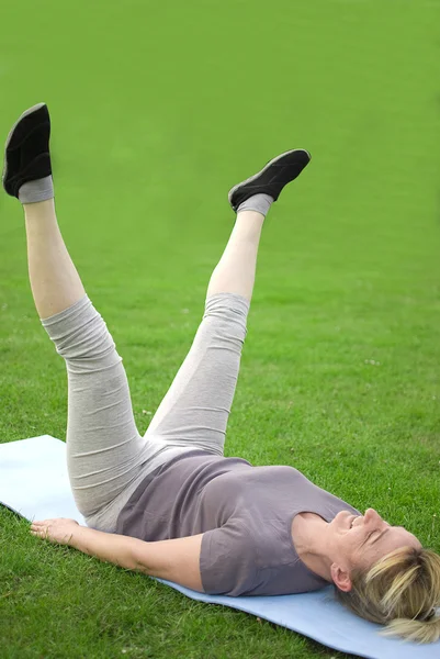 Middle aged woman exercising — Stock Photo, Image