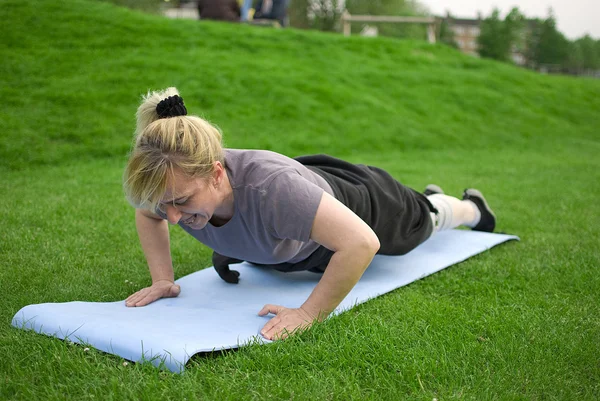 Упражнения для женщин среднего возраста — стоковое фото