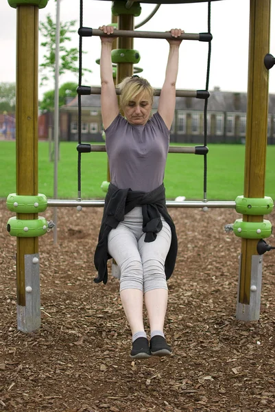 Mujer de mediana edad haciendo ejercicio — Foto de Stock