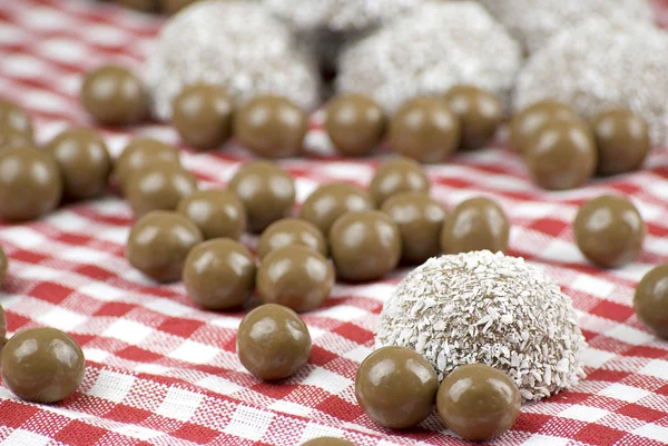 Marshmallow ricoperto di cioccolato e cocco — Foto Stock