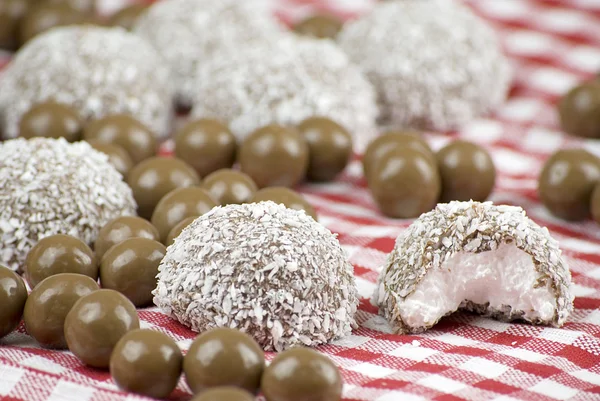 Chocolate e coco marshmallow coberto — Fotografia de Stock