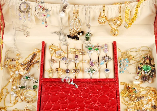 Scrigno tesoro con oro e gioielli personalizzati — Foto Stock