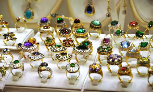 Złoci pierścienie w sklepie — Zdjęcie stockowe