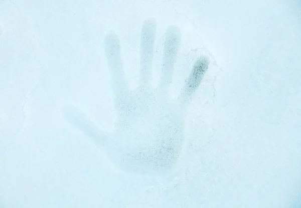 La huella de mano sobre la nieve — Foto de Stock