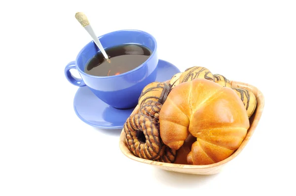 Blauwe cup met thee en een croissant — Stockfoto