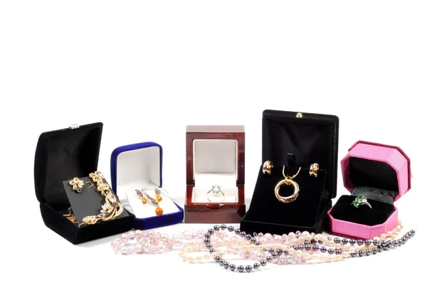 Novas jóias em caixas abertas — Fotografia de Stock