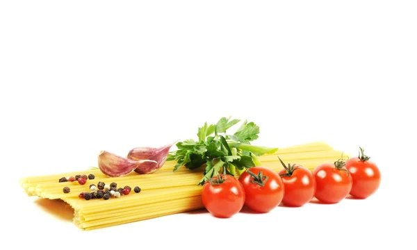Bando de espaguete cru com tomate — Fotografia de Stock