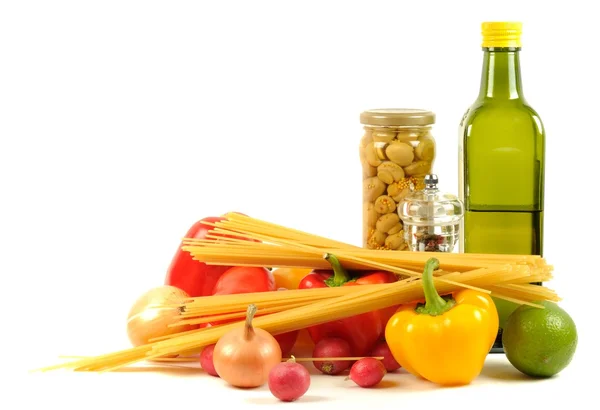 Świeże warzywa, makaron, przyprawy i oliwa — Zdjęcie stockowe
