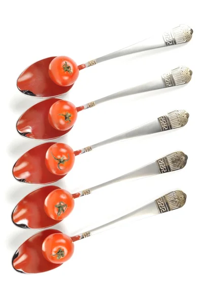 Metalen lepels met tomaten — Stockfoto