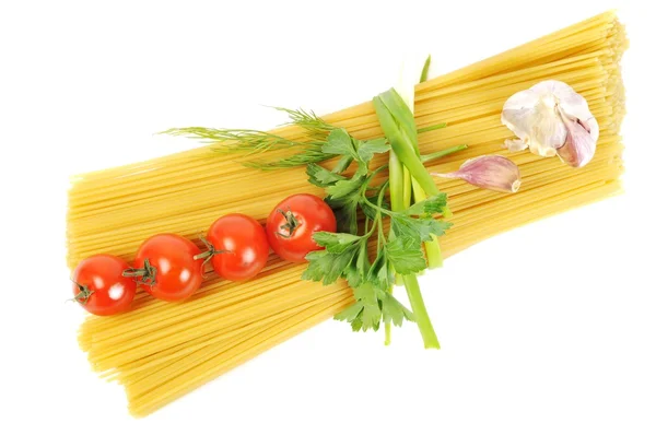 Des apaghettis crus à l'ail et à la tomate — Photo
