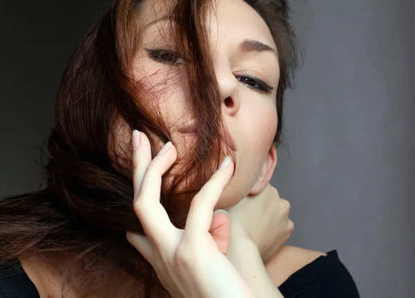 그녀의 입에 그녀의 손가락을 가진 아름 다운 소녀 스톡 사진