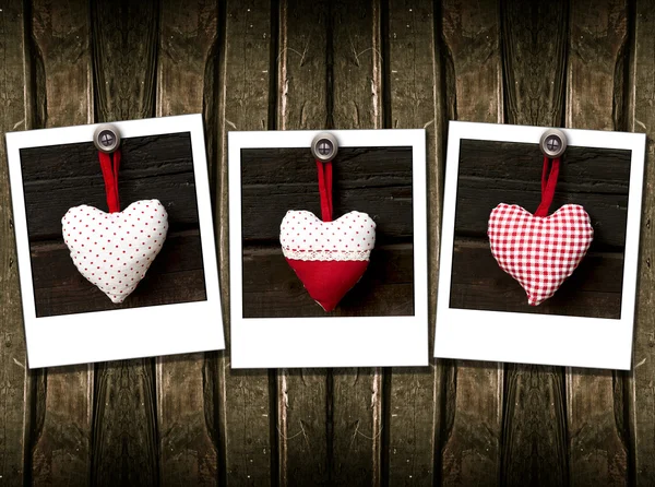 Tři srdce na dřevo pozadí — Stock fotografie