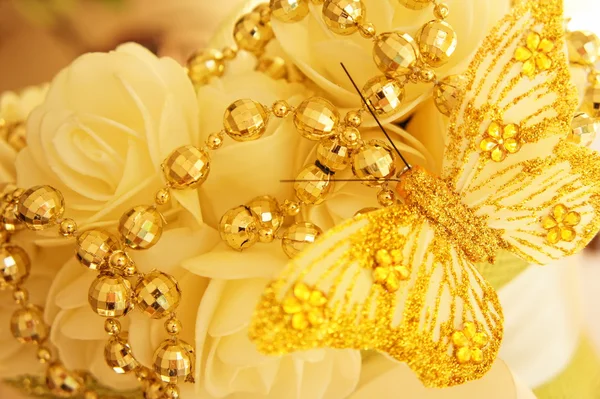 Wunderschöne Hochzeitsvase mit Golddekor lizenzfreie Stockbilder