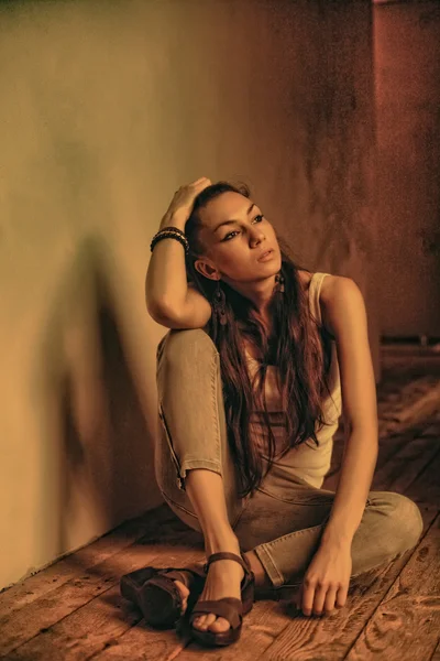 Girl sitting on wooden floor — Stock Photo, Image