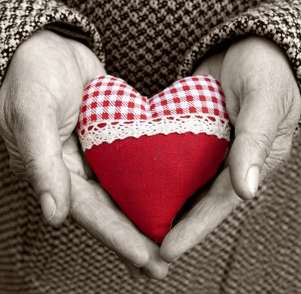 Heart in old hands — Stock Photo, Image