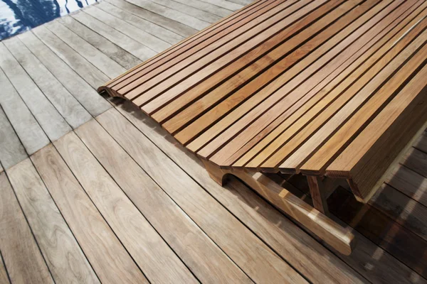 Liegestuhl aus Holz — Stockfoto