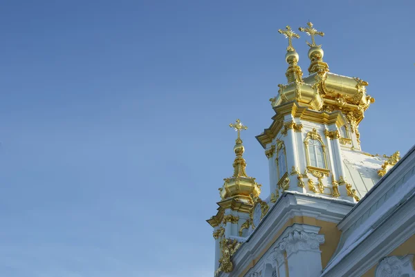 Позолоченные купола православной церкви на фоне темно-синего неба — стоковое фото