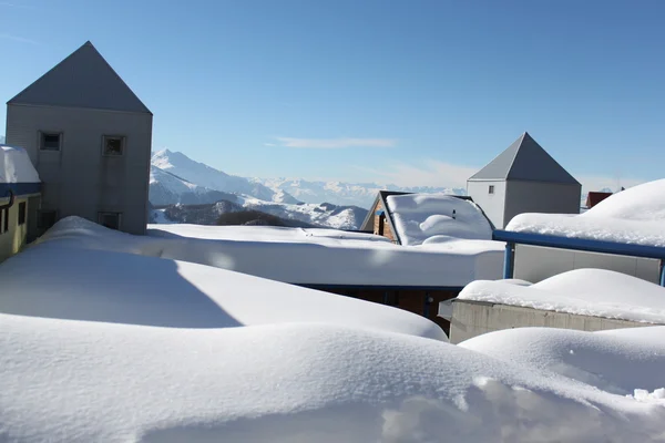Telhados cobertos de neve — Fotografia de Stock