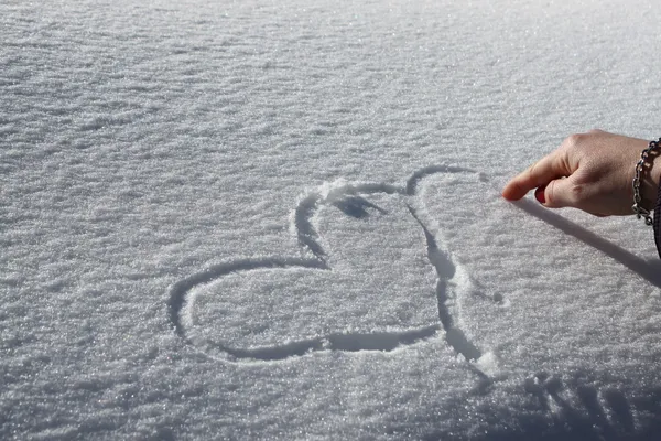 Corazón de amor en la nieve —  Fotos de Stock