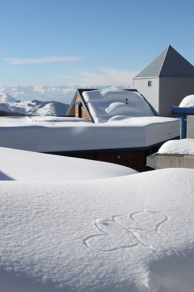 Karla kaplı çatıları — Stok fotoğraf