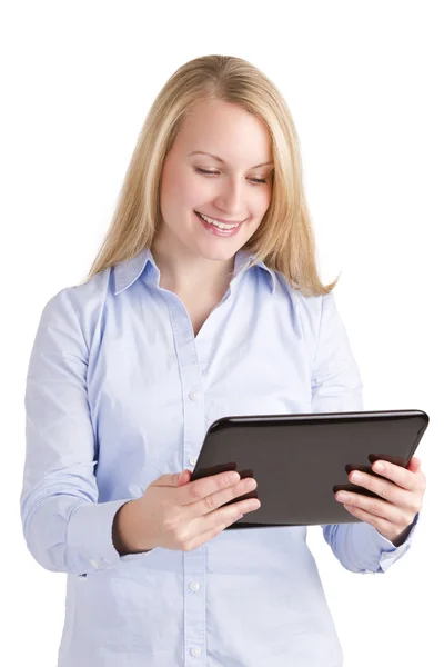 Usmívající se žena sleduje obrazovku touchpad — Stock fotografie