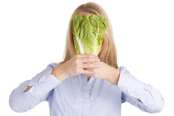 Женщина-блондинка держит в руках салат-латук — стоковое фото