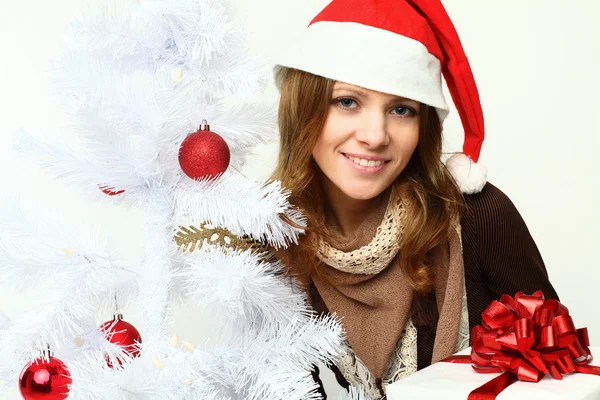 Lachende vrouw met kerstboom - christmas — Stockfoto