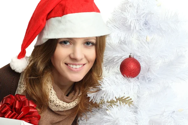 Lächelnde Frau mit Geschenk und Weihnachtsbaum - Gesichtsaufnahme — Stockfoto