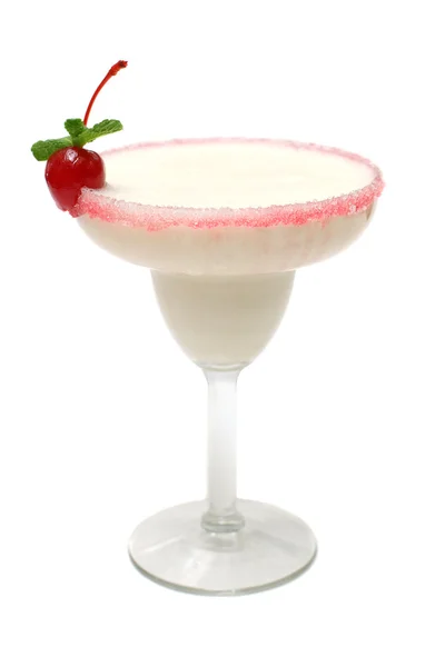 Cocktail med röda körsbär och gröna blad mynta isolerad på vit — Stockfoto