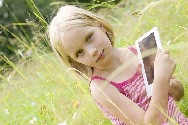 Menina adolescente leitura dispositivo eletrônico - e-book — Fotografia de Stock