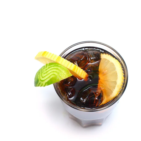 Коктейль - алкогольный напиток с колой, льдом и известью изолированы — стоковое фото