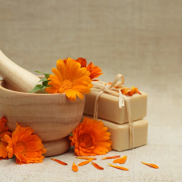 Sfondo medicina alternativa con fiori di calendula e bagno — Foto Stock