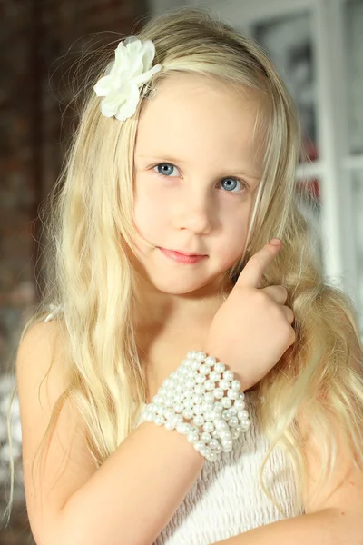 ブロンドの髪の美しい若い女の子のクローズ アップ子 — ストック写真