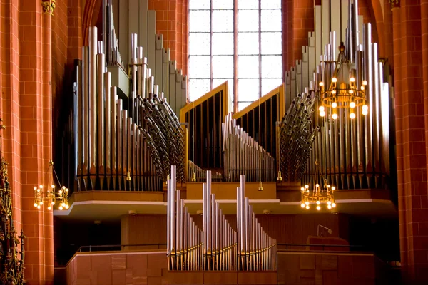 Vecchio organo nella chiesa cristiana — Foto Stock