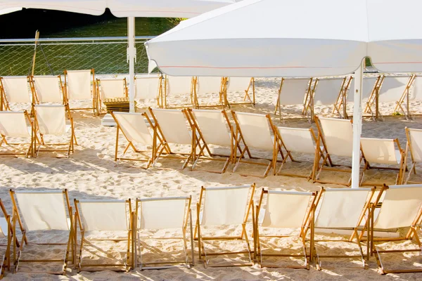 Wiersz krzesła w kawiarni na plaży — Zdjęcie stockowe