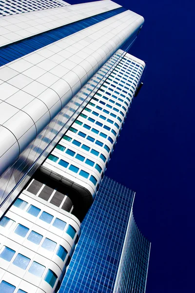 Skyscraper vanishing in blue sky — Stock Photo, Image