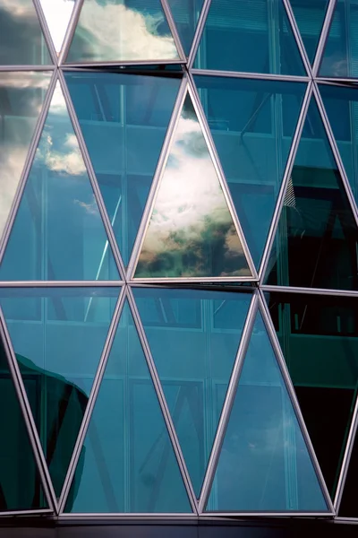 Padrão geométrico criado por janelas skyscrapper — Fotografia de Stock