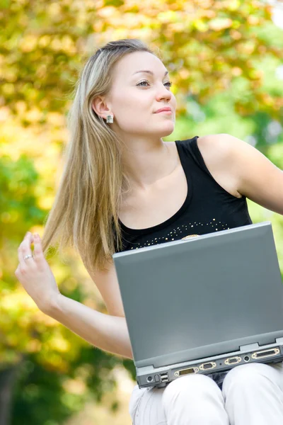 Щаслива молода жінка з ноутбуком — стокове фото