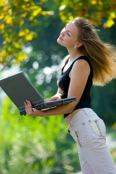 Glückliche junge Frau mit Laptop — Stockfoto