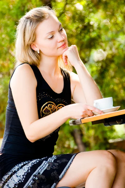 금발 소녀 거리 카페에 앉아 — 스톡 사진